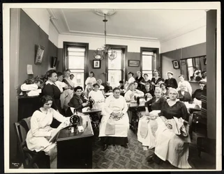 Ein Nähkreis von Frauen in der Rodeph Sholom Sisterhood, 157 East 94th Street, New York, 1920